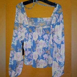 🆕️🆕️🆕️🆕️ NWT. Flowy summer top with long sleeves and gathered front. 🆕️🆕️